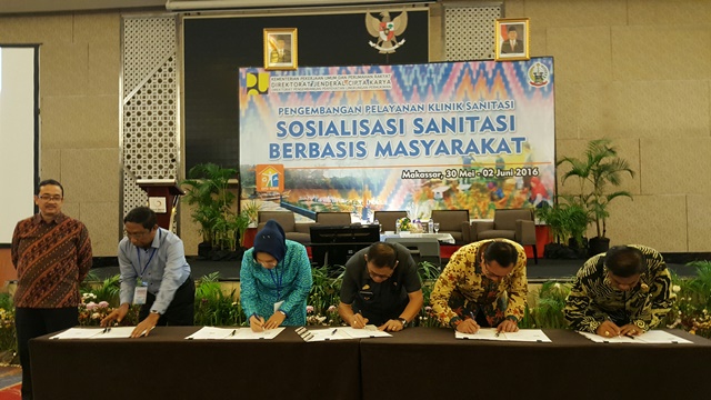 Wali Kota melakukan penandatangan perjanjian kerjasama tentang Sanitasi Berbasis Masyarakat dan Tempat Pengelolaan Sampah (TPS)