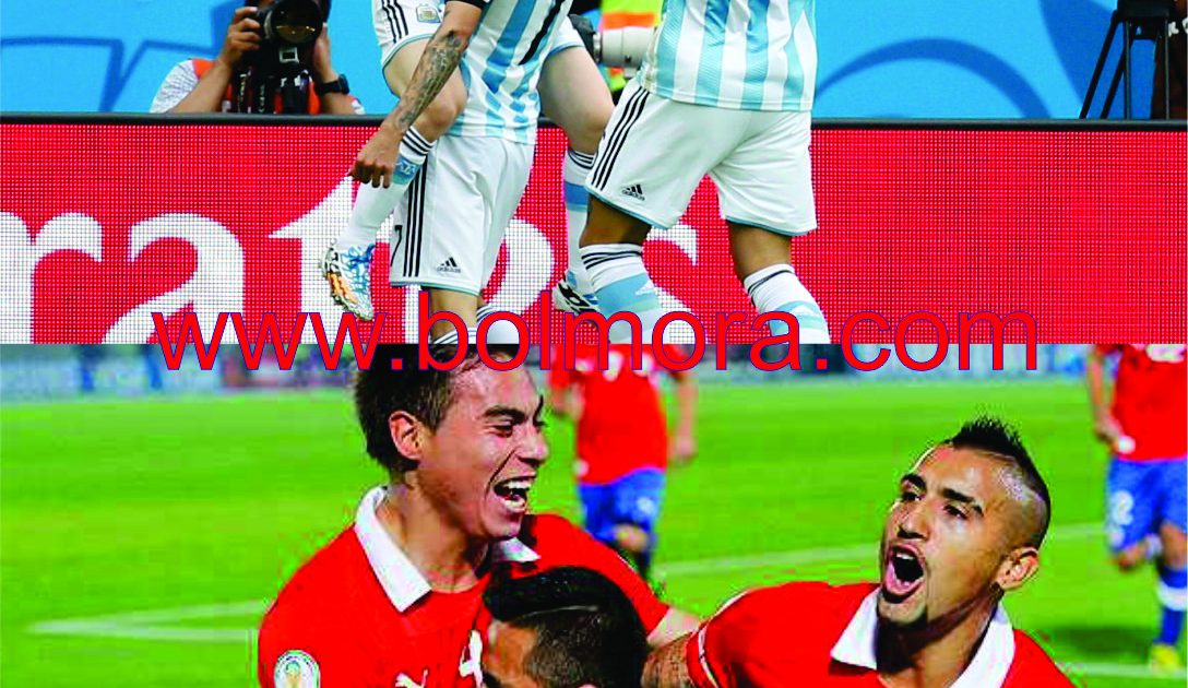 Foto Pemain Argentina dan Chile Saat Merayakan Gol