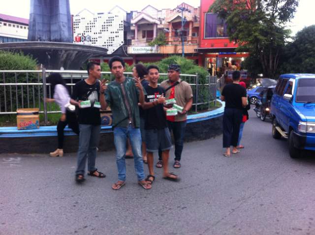 Suasana Komunitas UI saat membagi bagikan Takjil gratis di bundaran paris