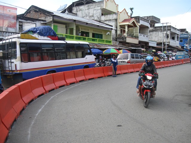 Uji Coba Pemasangan Road Barrier Oleh Dihub Kotamobagu