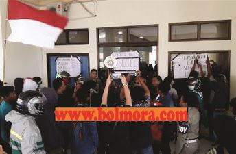 Kantor Bupati Bolmong Disegel Pendemo