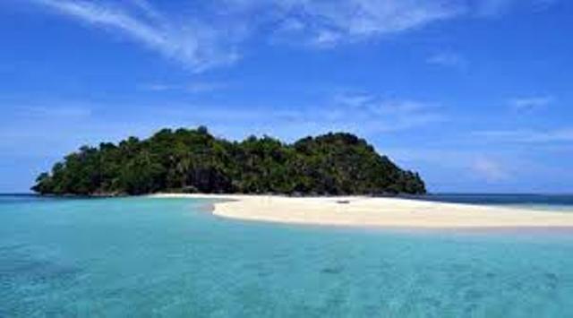 salah satu pulau yang tak berpenghuni di Gorontalo Utara