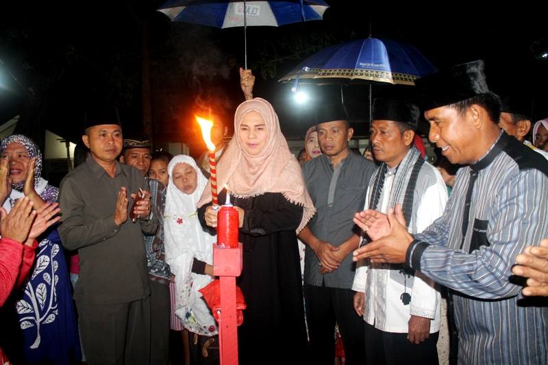 Wali Kota Tatong Bara Resmi Membuka Tradisi Malam Pasang Lampu atau Monuntul