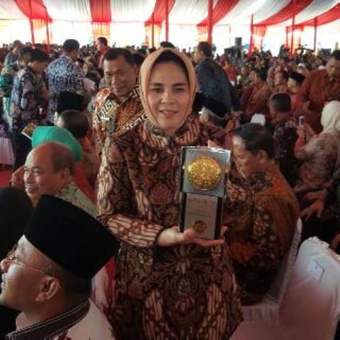 Foto Wali Kota Saat Menerima Piala Adipura Buana