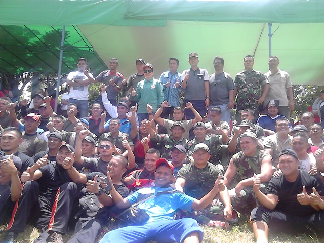 Foto Bersama Usai Perlombaan Tarik Tambang