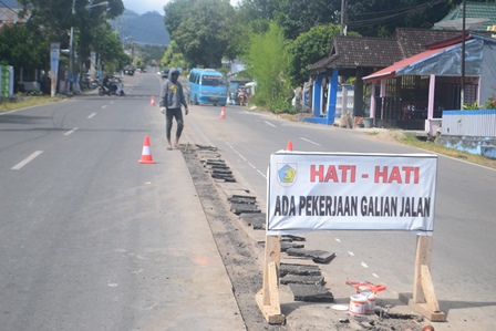 Proses Pembangunan Median Jalan di Jalan Diponegoro