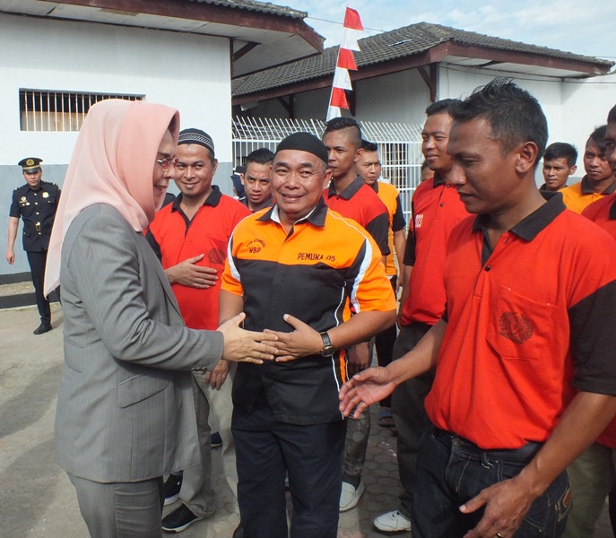 Wali Kota Tatong Bara, bersalaman dengan para napi , usai upacara pemberian remisi