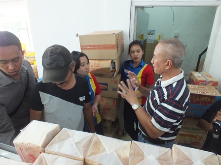 Suasana Sidak Makanan Kadaluarsa di Indomaret