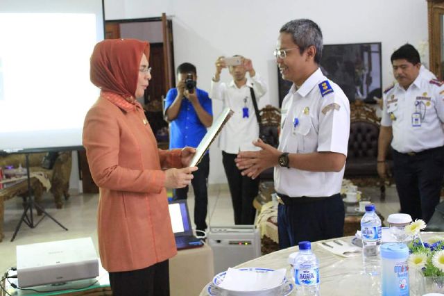 Tim Penilai Kategori Kota Penerima Penghargaan WTN Saat Melakukan Pemaparan