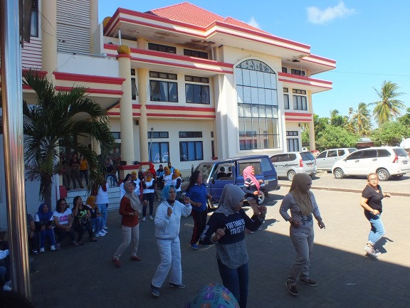 Foto Lomba Poco-Poco dalam rangka HUT Kemerdekaan RI