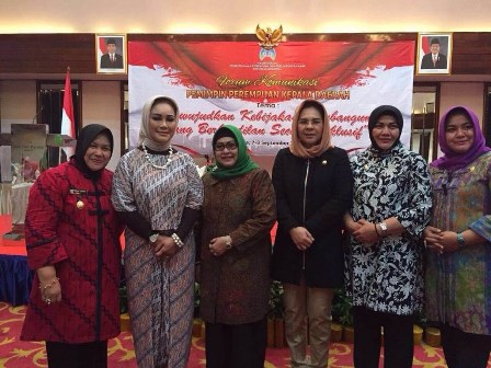 Para Pemimpin Daerah Perempuan Berfoto Bersama Usai Menghadiri Forum Komunikasi