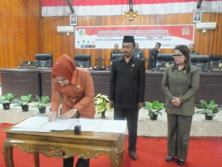 Wali Kota Tatong Bara, Menandatangani Nota Kesepakatan Mengesahan Ranperda APBD-P Tahun Anggaran 2016