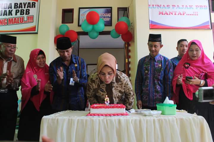 Wali Kota Tiup Lilin Kue Ulang Tahun