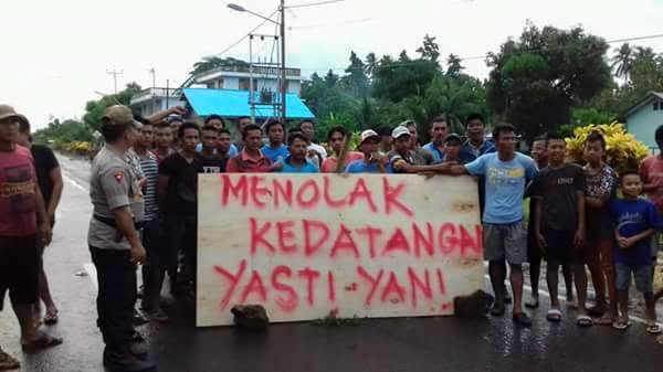 Warga Motabang Hadang Kedatangan Pasangan Calon Y2