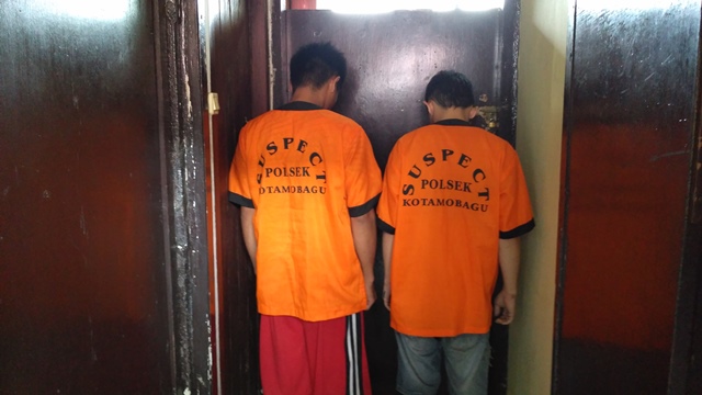 Dua dari tersangka pencuri cengkeh yang diamankan Polsek Urban Kotamobagu