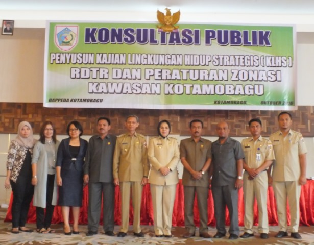 Foto bersama usai kegiatan konsultasi publik