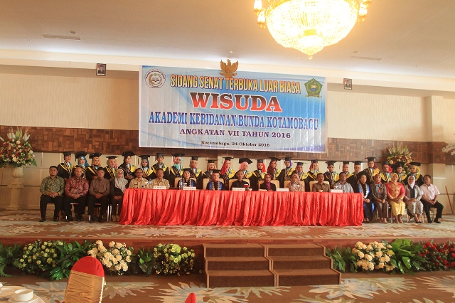 96 Lulusan Akbid Bunda Kotamobagu Angkatan 2016 Diwisuda