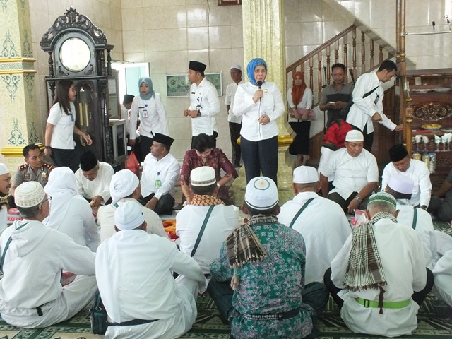 Wali Kota Tatong Bara memberikan sambutan, saat menyambut kedatangan para jamaah haji