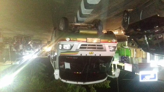 Bus Bermuatan Anak Sekolah Hantam Pembantas Jalan