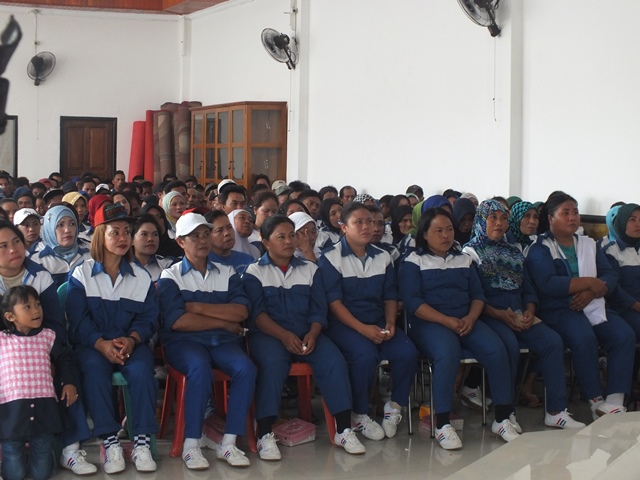 Para Petugas Kebersihan Saat Mengikuti Pertemuan Dengan Wali Kota