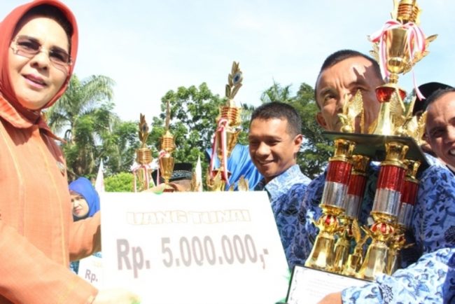 11 ASN Teladan Dapat Hadiah Uang Rp5 Juta dan Tropy