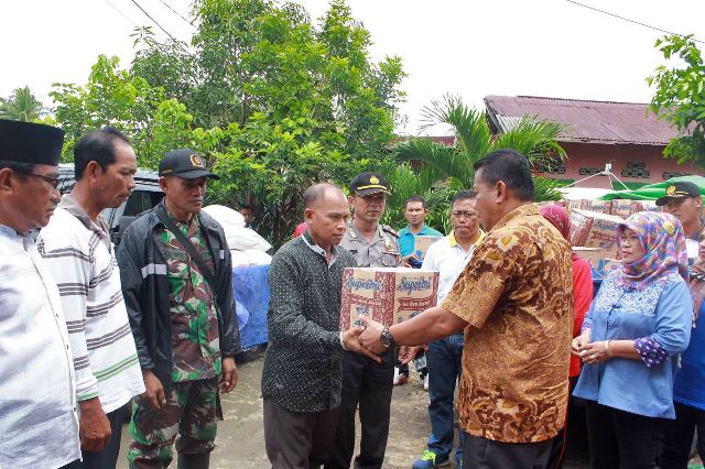 Didampingi Ketua TP-PKK, Bupati Bolmut Serahkan Bantuan Korban Banjir
