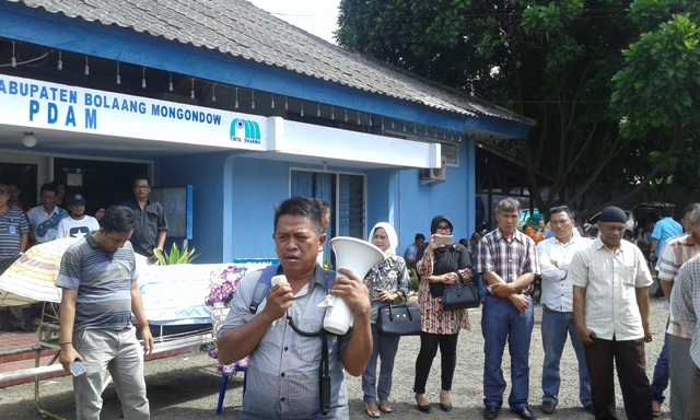 Tuntut Hak, Karyawan Segel Kantor PDAM Bolmong