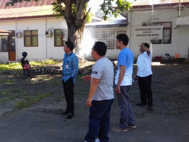 Tahlis Tinjau Kegiatan “Jumat Bersih” di KPU Kotamobagu