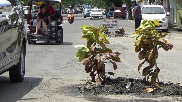 Warga Keluhkan Jalan Berlubang, Sande: Secepatnya Akan Benahi