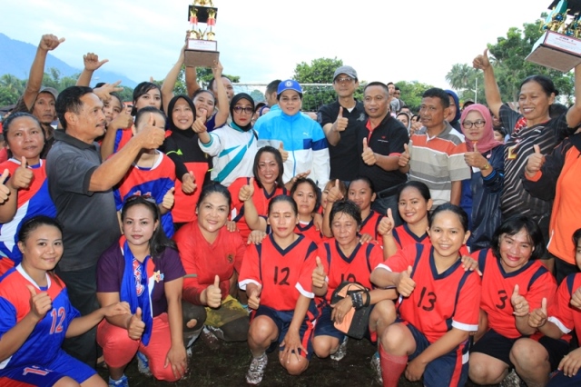 Wali Kota Tutup Turnamen Sepak Bola Mini Wanita se-Kecamatan Kotamobagu Timur