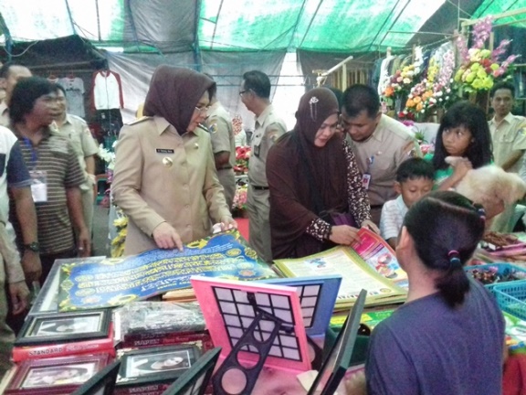Lapak Pasar Senggol di Desa Poyowa Semakin Padat