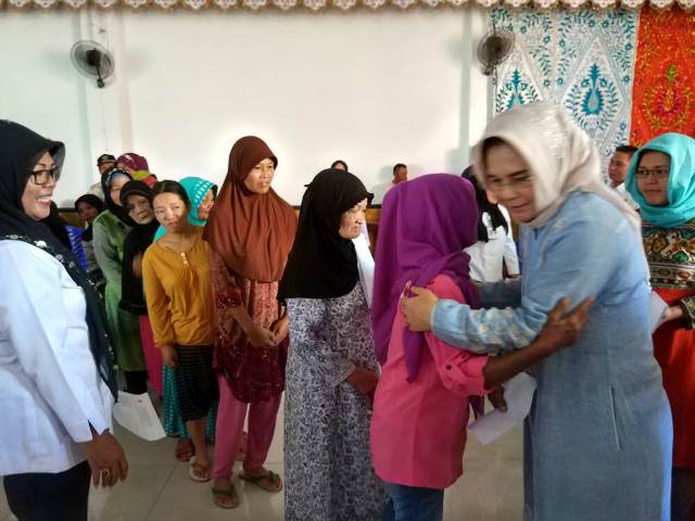 Tatong Bagikan Paket Lebaran untuk Kaum Duafa