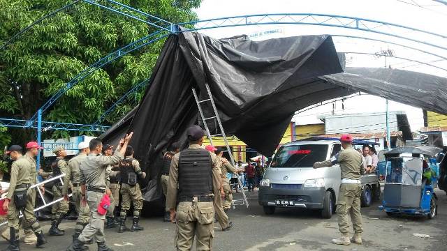 Satpol PP Bongkar Kanopi di Lokasi Pasar Senggol Gogagoman