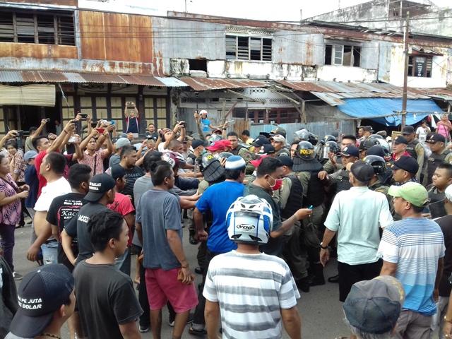 Penertiban Pasar Senggol Ricuh, Warga Pukul Mundur Satpol PP