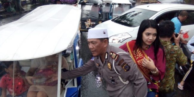 Satlantas Polres Bolmong Bagi-bagi Takjil Gratis di Depan Bundaran Paris