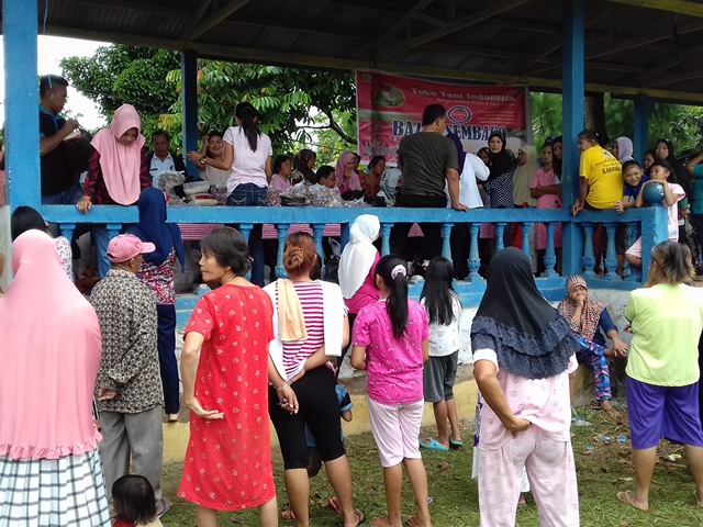 Dinas Ketahanan Pangan (Ketapang) Provinsi Sulawesi Utara (Sulut), bekerja sama dengan Dinas Ketapang Kota Kotamobagu, Rabu (14/6/2017) siang tadi, menggelar Bazar Sembako Murah yang dipusatkan di Desa Poyowa Kecil, Kecamatan Kotamobagu Selatan.