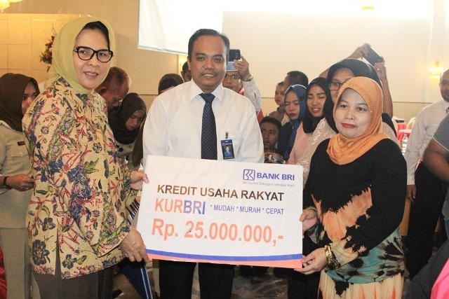 Wali Kota Serahkan Kartu Izin Usaha Mikro Kecil