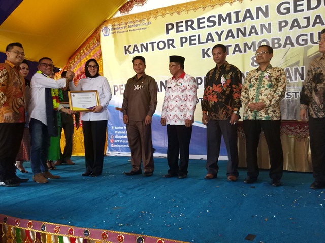 Tatong Terima Penghargaan dari KPP Pratama Kotamobagu