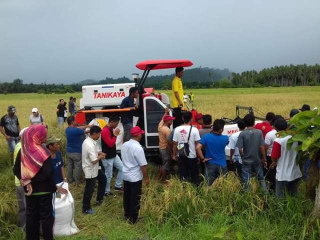 Petani Terpukau dengan Uji Coba Combine Harvster
