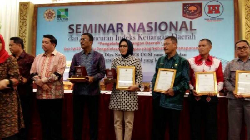 Terbaik Tingkat Regional Sulut, Wali Kota Terima Penghargaan dari UGM