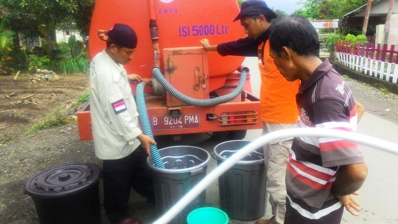 Pemkab Salurkan Air Bersih kepada Warga Korban Banjir
