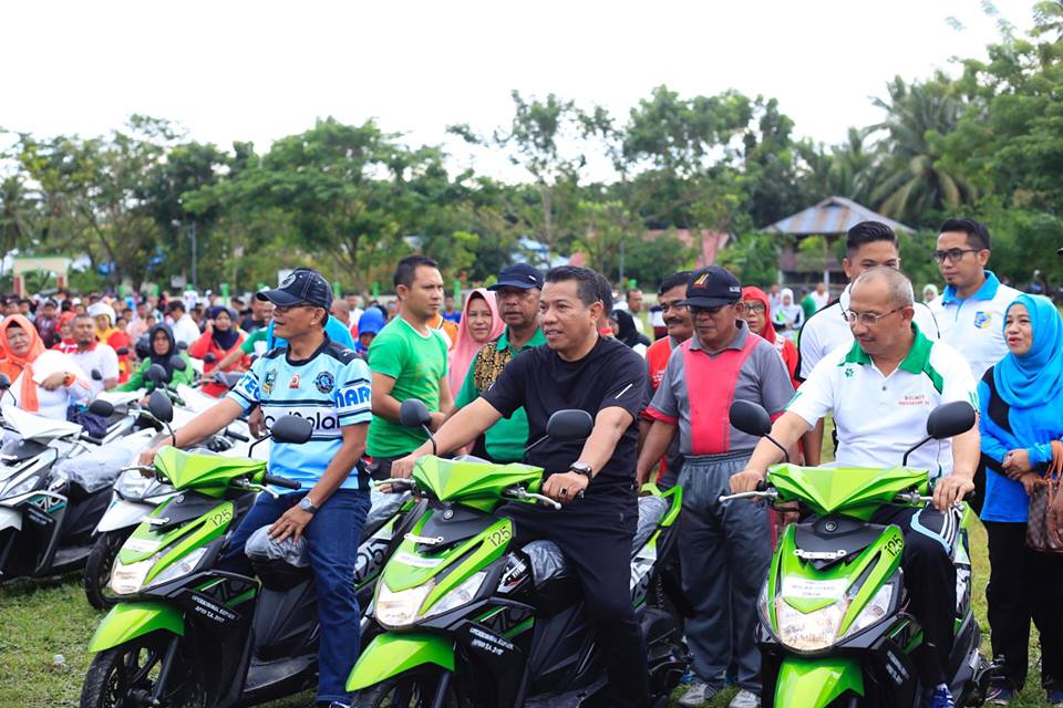 Bupati Serahkan Kendis kepada Kepsek SD dan SMP