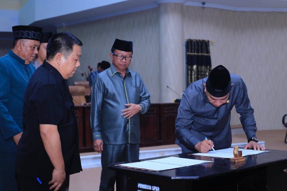 Bupati Kabupaten Bolmut Depri Pontoh, dan ketua DPRD Karel Bangko, resmi tanda tangani Nota Kesepakatan KUA-PPAS APBD Perubahan Tahun Anggaran 2017, pada Rapat Paripurna DPRD Bolmut, yang digelar di ruang rapat DPRD, Jumat (13/10/2017) kemarin.