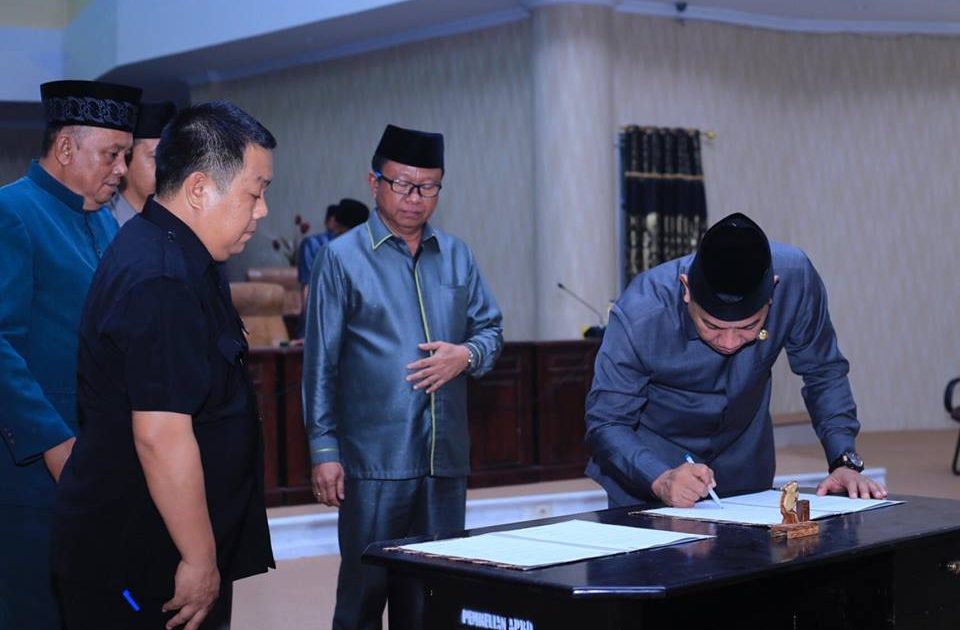 Bupati Kabupaten Bolmut Depri Pontoh, dan ketua DPRD Karel Bangko, resmi tanda tangani Nota Kesepakatan KUA-PPAS APBD Perubahan Tahun Anggaran 2017, pada Rapat Paripurna DPRD Bolmut, yang digelar di ruang rapat DPRD, Jumat (13/10/2017) kemarin.
