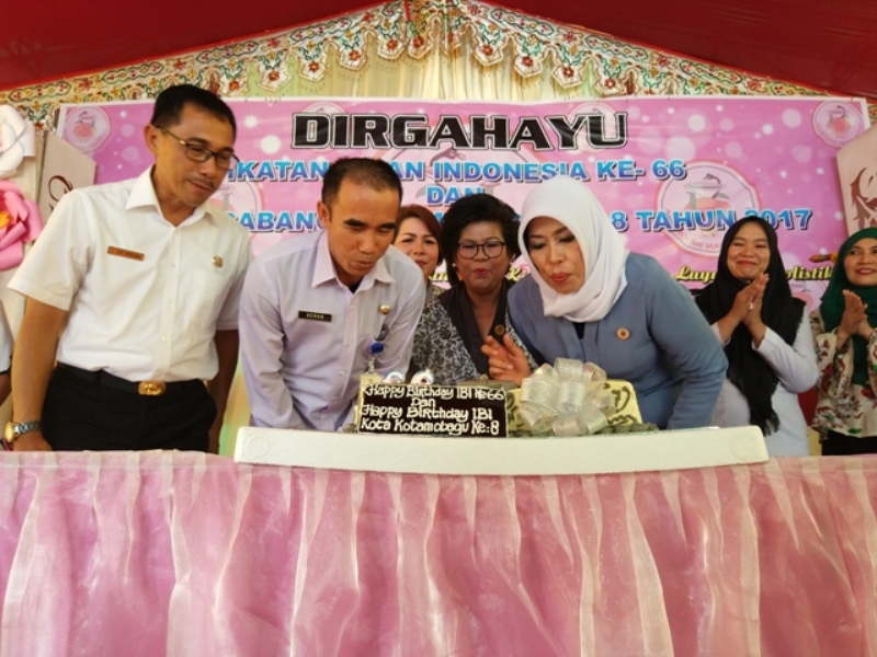 Adnan Tiup Lilin di HUT ke-66 IBI