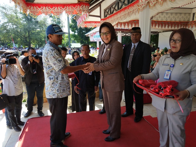 Wali Kota Serahkan Bantuan dari Kementerian Pertanian