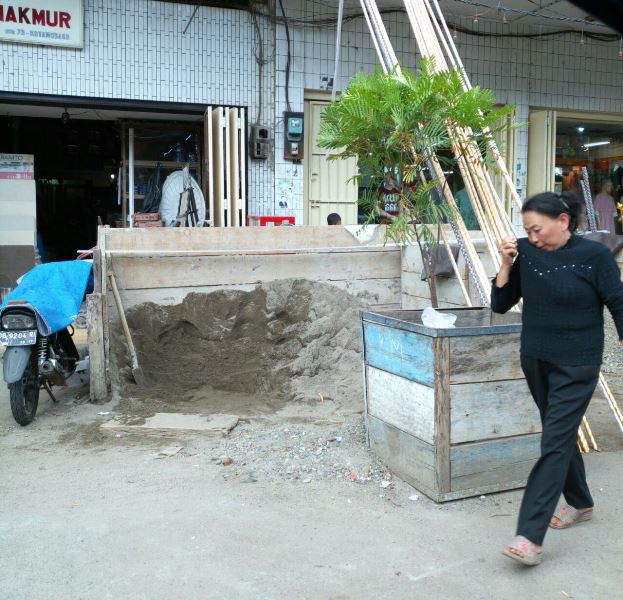 Warga Keluhkan Timbunan Material di Pusat Kota