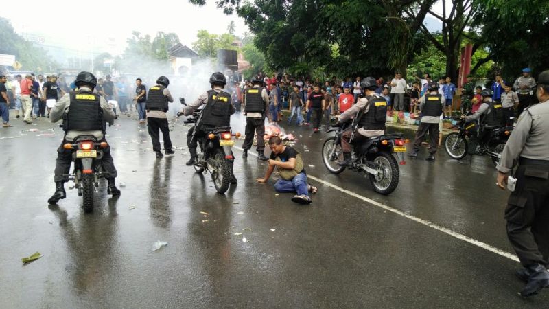 Video: Polisi Tembak Tiga Pendemo Saat Kerusuhan di Depan Rudis Wali Kota Kotamobagu
