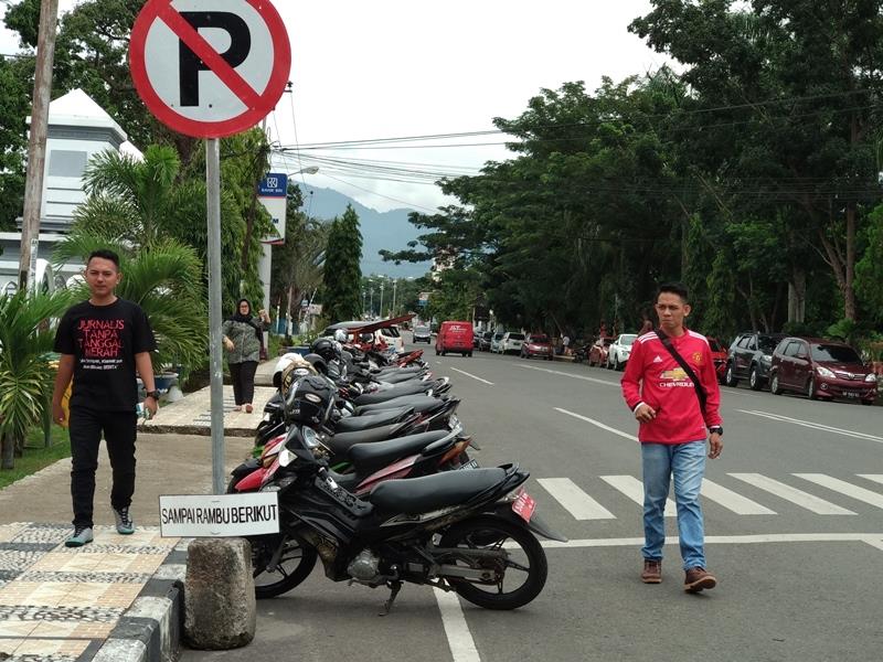 Areal Steril di Depan Kantor Wali Kota Kembali Jadi Tempat Parkir