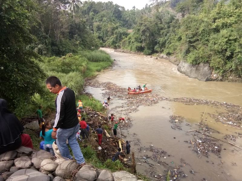 Petugas Kerbersihan dan Warga 'Serbu' Ongkag Kilo Lima
